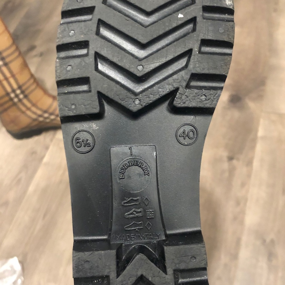 Burberry Rainboots - Picture 3 of 4